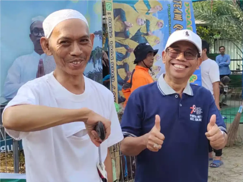 Kepala Desa Cikande Permai Bapak Dayari Meninjau Pelaksanaan Pemotongan Hewan Qurban di Mesjid Al Muhajirin Desa Cikande Permai