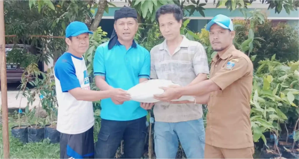 Bantuan Tanaman dan Pupuk dari Dinas Lingkungan Hidup (DLH) Kab. Serang Kepada Kp. ProKlim RW 09 Desa Cikande Permai